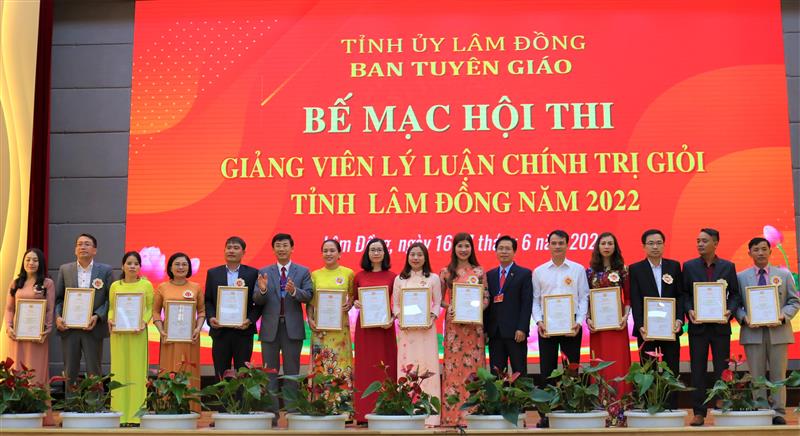 Đ/c Trần Trung Hiếu, Phó trưởng Ban Thường trực Ban Tuyên giáo Tỉnh ủy và Đ/c Phạm Kim Quang, Phó hiệu trưởng Trường Chính trị tỉnh trao giấy chứng nhận cho 14 thí sinh đạt loại giỏi