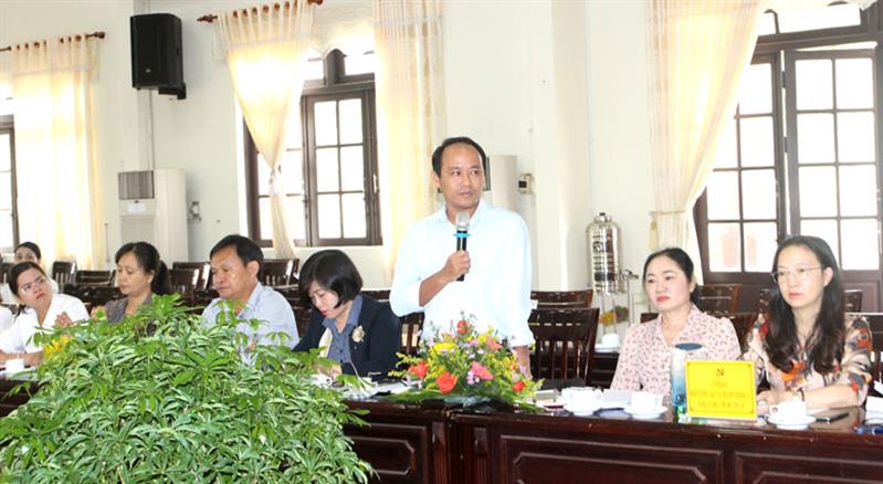 Đồng chí Hồ Quốc Phong - Trưởng Ban Tuyên giáo Huyện ủy Đạ Tẻh trình bày tham luận tại hội nghị.