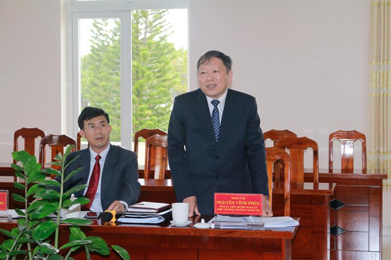 Đồng chí Nguyễn Vĩnh Phúc – Hiệu trưởng Trường Chính trị báo cáo kết quả thực hiện nhiệm vụ chính trị của nhà trường