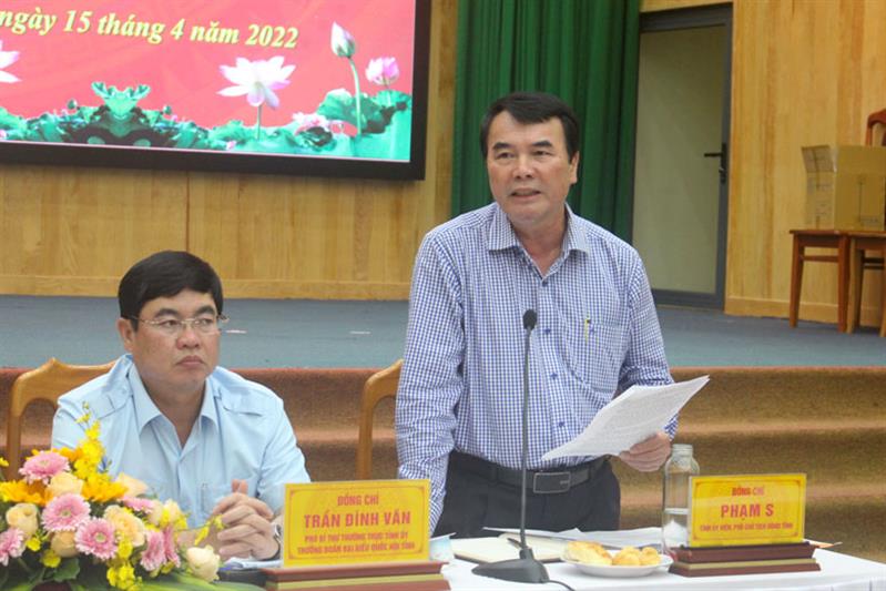Đồng chí Phạm S - Phó Chủ tịch UBND tỉnh phát biểu tại hội nghị