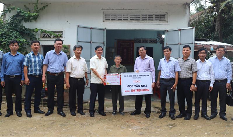 Đồng chí Trần Đức Quận – Bí thư Tỉnh ủy Lâm Đồng cùng đoàn công tác thăm và trao tặng căn nhà trị giá 100 triệu đồng cho gia đình ông Nguyễn Văn Cuông.