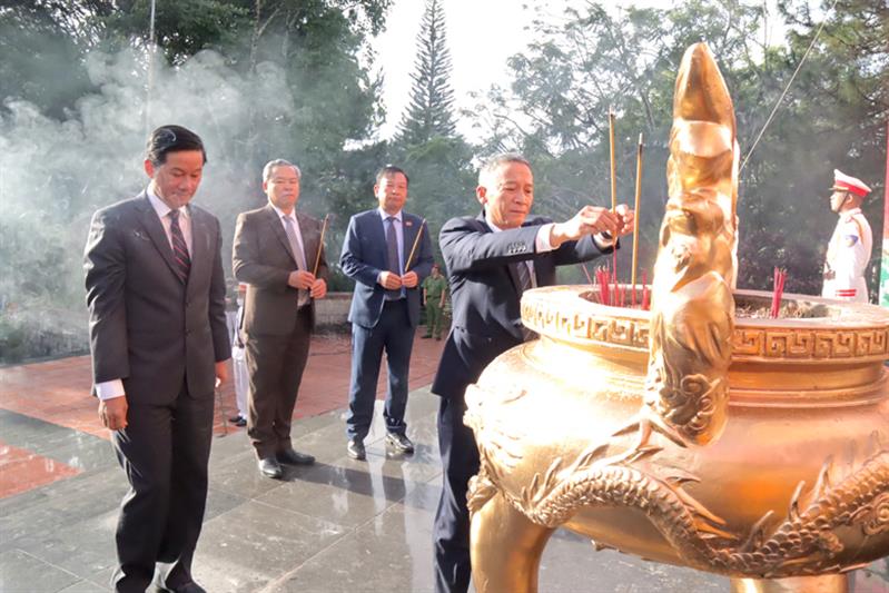 Đồng chí Trần Văn Hiệp - Phó Bí thư Tỉnh uỷ, Chủ tịch UBND tỉnh thắp hương lên đài tưởng niệm