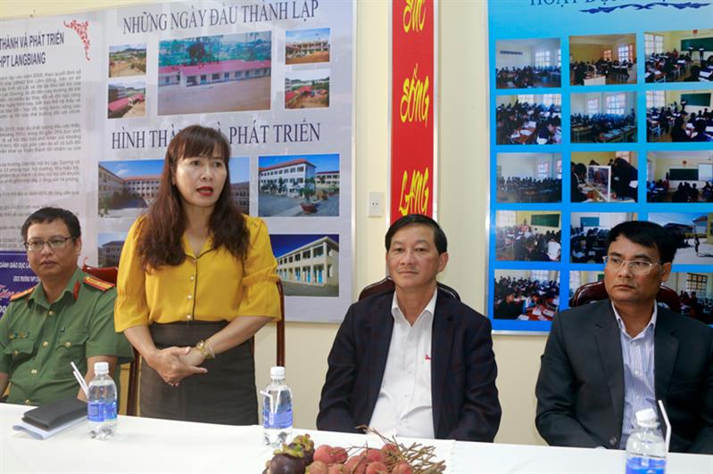 Giám đốc Sở Giáo dục và Đào tạo Phạm Thị Hồng Hải báo cáo công tác chuẩn bị cho Kỳ thi tốt nghiệp THPT năm 2022 trên địa bàn tỉnh.