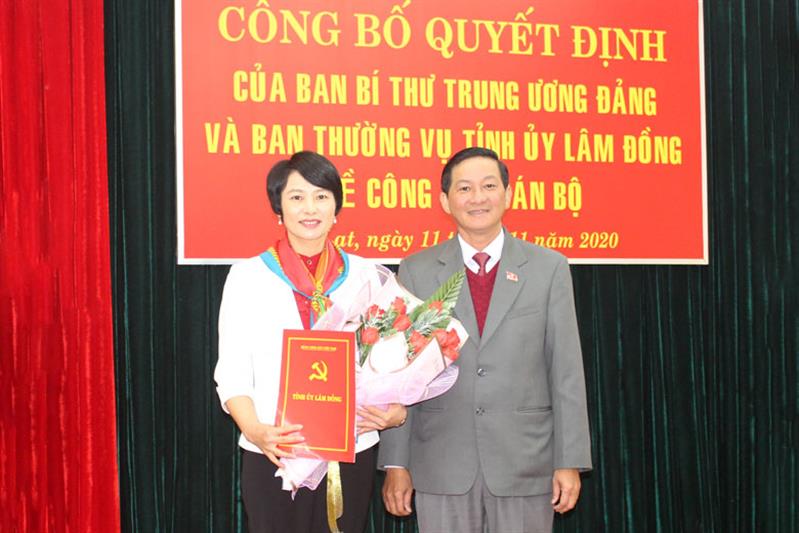 Bí thư Tỉnh ủy Trần Đức Quận trao quyết định bổ nhiệm Trưởng Ban Dân vận Tỉnh ủy cho đồng chí Phạm Thị Phúc tháng 11/2020