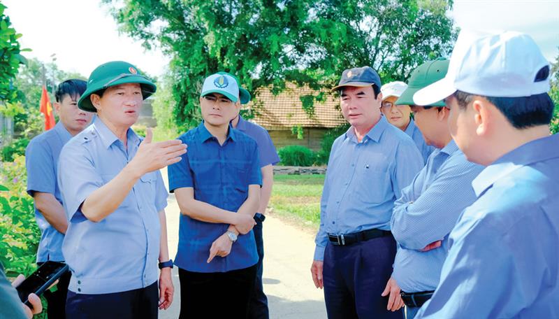 Bí thư Tỉnh ủy Trần Đức Quận thị sát và chỉ đạo các vấn đề trong khơi dậy sức dân để thực hiện các công trình giao thông ở huyện Cát Tiên