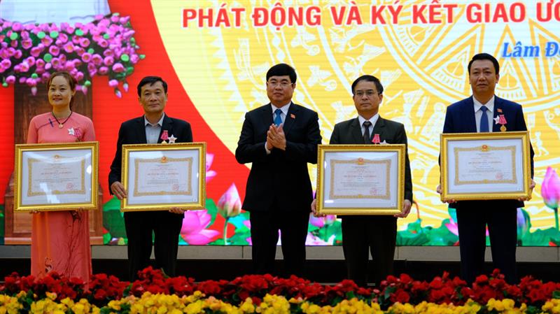 Đồng chí Trần Đình Văn - Phó Bí thư Thường trực Tỉnh ủy Lâm Đồng trao Huân chương Lao động hạng Ba cho các cá nhân
