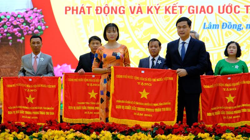 Đồng chí Phạm Huy Giang - Trưởng Ban Thi đua - Khen thưởng Trung ương trao Cờ thi đua của Chính phủ cho các tập thể