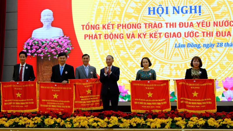 Đồng chí Trần Văn Hiệp - Chủ tịch UBND tỉnh Lâm Đồng trao Cờ thi đua của Chính phủ cho các tập thể
