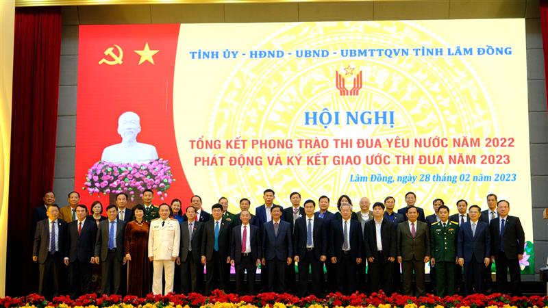 Lãnh đạo Thường trực Hội đồng Thi đua - Khen thưởng Trung ương và lãnh đạo tỉnh Lâm Đồng cùng các đơn vị tham gia ký kết giao ước thi đua năm 2023