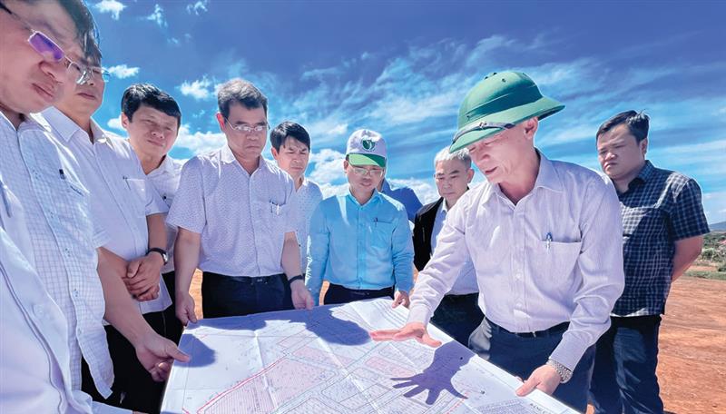 Chủ tịch UBND tỉnh Trần Văn Hiệp chỉ ra những vấn đề mà huyện Di Linh cần tập trung thực hiện trong việc điều chỉnh quy hoạch chi tiết khu dân cư đồi Thanh Danh