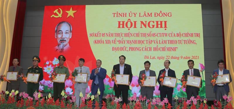 Đồng chí Trần Văn Hiệp - Phó Bí thư Tỉnh ủy, Chủ tịch UBND tỉnh trao bằng khen của Chủ tịch UBND tỉnh cho các tập thể