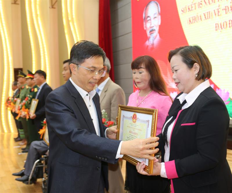 Đồng chí Đặng Trí Dũng - Phó Chủ tịch UBND tỉnh trao bằng khen của Chủ tịch UBND tỉnh cho các cá nhân