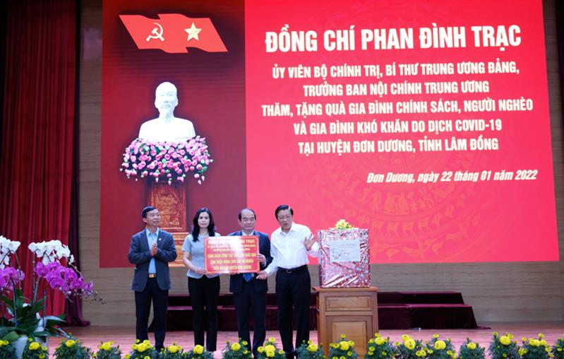 Đoàn công tác trao tặng 200 suất quà cho hộ nghèo tại huyện Đơn Dương