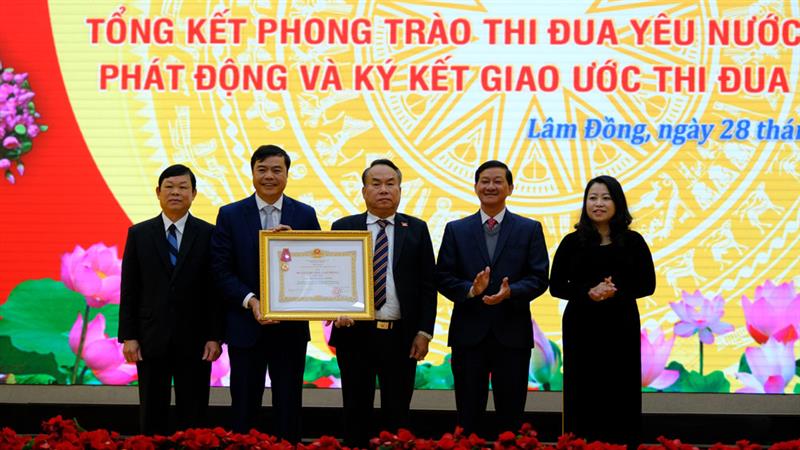 Đồng chí Trần Đức Quận - Bí thư Tỉnh uỷ Lâm Đồng trao Huân chương Lao động hạng Nhất cho Ủy ban Kiểm tra Tỉnh ủy Lâm Đồng