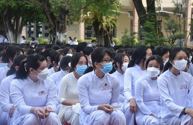 Học sinh Trường THPT Trương Định, Tiền Giang, tham dự lễ khai giảng