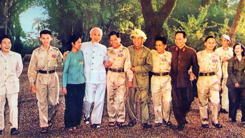 Chủ tịch Hồ Chí Minh với các anh hùng chiến sĩ miền Nam năm 1965. Ảnh:Tư liệu