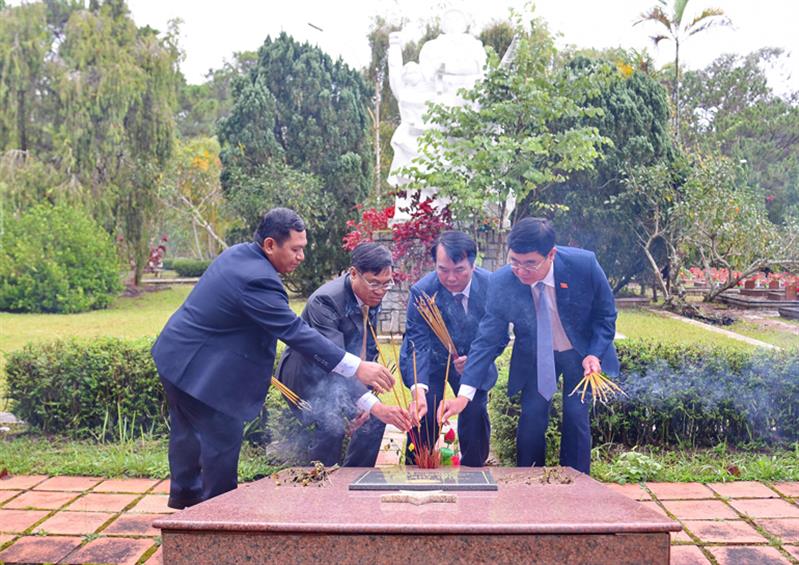 Lãnh đạo Tỉnh ủy, HĐND, UBND, Ủy ban MTTQ Việt Nam tỉnh Lâm Đồng thành kính thắp hương tưởng niệm các anh hùng liệt sỹ