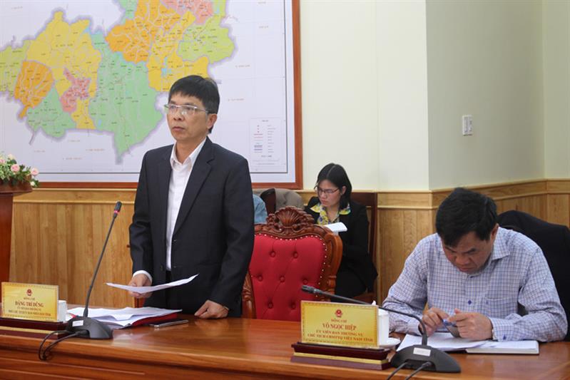 Phó Chủ tịch UBND tỉnh Lâm Đồng Đặng Trí Dũng báo cáo tại phiên họp
