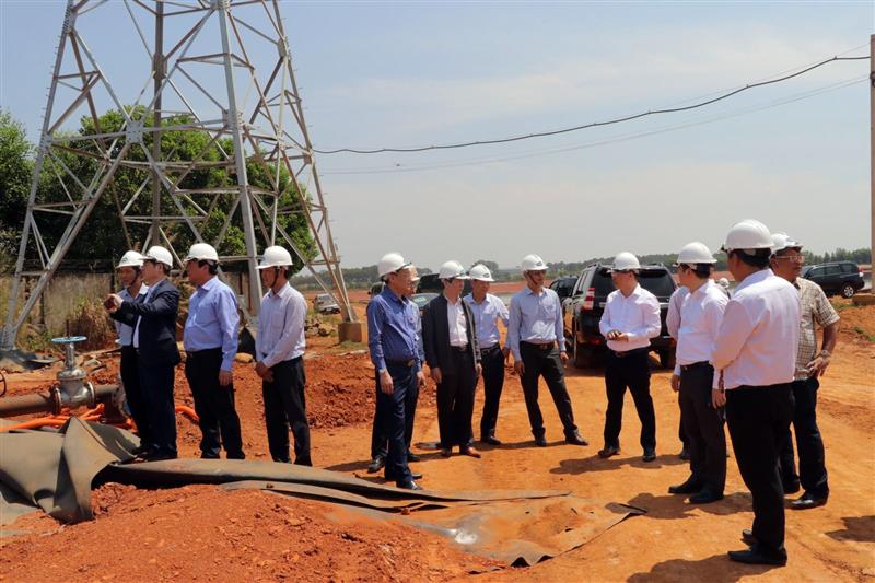 Đoàn công tác của Quốc hội kiểm tra cách thức xử lý bùn đỏ tại Dự án bauxit Tân Rai Lâm Đồng. Ảnh: Chu Quốc Hùng/TTXVN