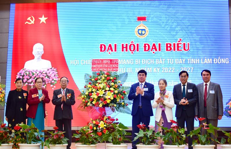 Tỉnh ủy, HĐND, UBND, Ủy ban MTTQ Việt Nam tỉnh tặng lẵng hoa chúc mừng Đại hội