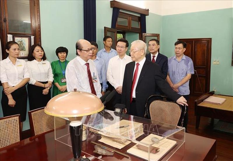 Tổng Bí thư Nguyễn Phú Trọng thăm nơi ở và làm việc của Chủ tịch Hồ Chí Minh
