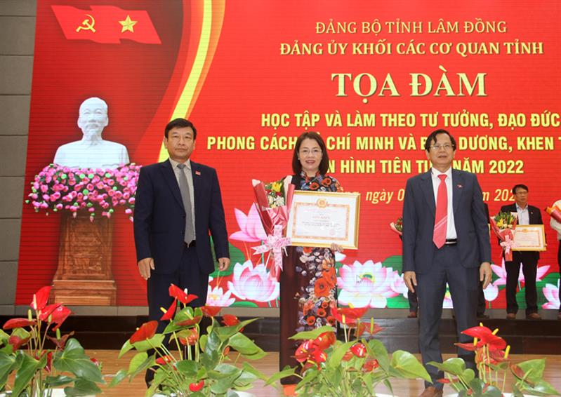 Trao giấy khen cho Chi bộ cơ sở Báo Lâm Đồng.