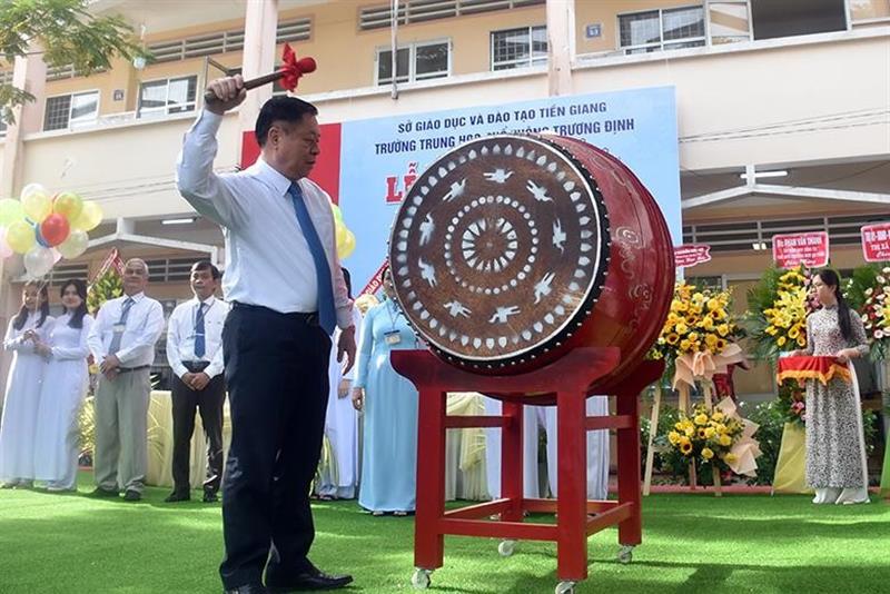 Trưởng Ban Tuyên Giáo Trung ương Nguyễn Trọng Nghĩa đánh trống khai giảng năm học mới